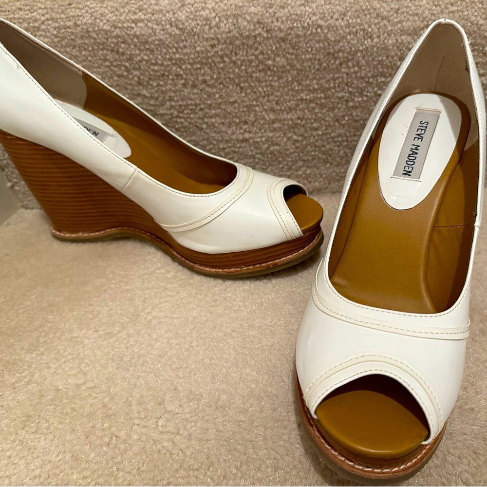 Steve Madden White Peep-toe high wedge, 8